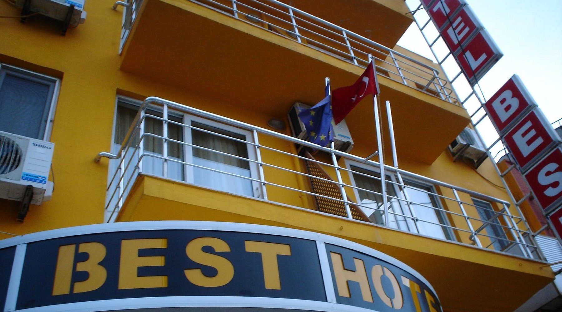 Bandırma Best Hotel'in sarı cepheli binası ve BEST HOTEL tabelası